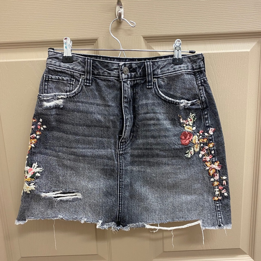 Abercrombie Denim Skirt, Black w. floral embroidery, Size 27, NWOT